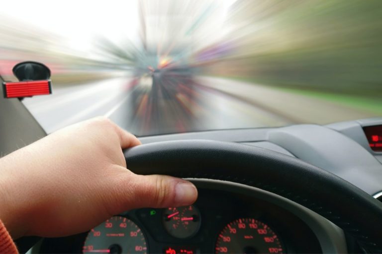 Mauvaise nouvelle pour les automobilistes, à partir de Juillet 2024, les voitures neuves verront leur vitesse limitée