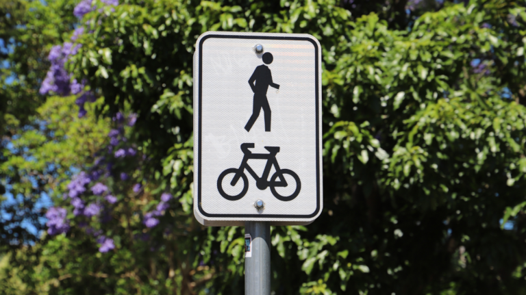 Cyclistes ! Ce piéton peut vous coûter très cher